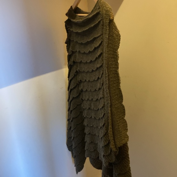 Brown knit poncho with scalloped overlay pattern - Picture 4 of 7